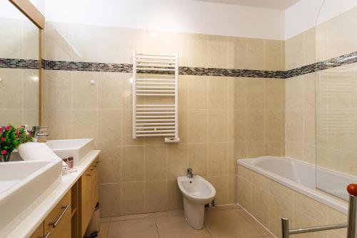 une salle de bain avec un lavabo, des toilettes et une baignoire dans l'établissement JARDINS MASSENA AP4088 Nice, by Riviera Holiday Homes, à Nice
