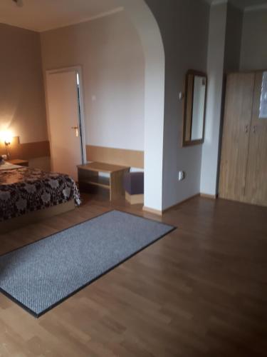 Ένα ή περισσότερα κρεβάτια σε δωμάτιο στο Hotel Perla