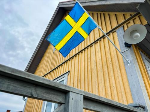 a flag on the side of a building at Ferienhaus Istaby in Sölvesborg