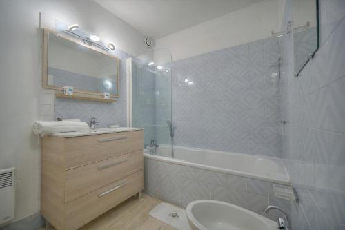 une salle de bain avec un lavabo, une baignoire et des toilettes dans l'établissement 3 PIECES en DUPLEX , CENTRAL A2B103, à Cannes