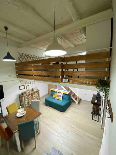ein Wohnzimmer mit einem blauen Sofa und einem Tisch in der Unterkunft R&F HOME Appartamento a 50MT dalla Metro in Neapel
