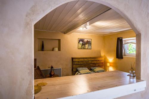 a bedroom with a bed and an archway in a room at Appartement Le Licol in Petite Sainte-Anne
