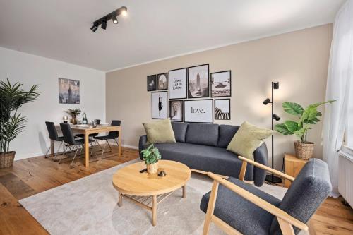 ein Wohnzimmer mit einer Couch und einem Tisch in der Unterkunft EDLER WOHNRAUM Luxuriöses Apartment mit Balkon, Boxspringbett, Kaffeevollautomat, Lift & Parkplatz in Chemnitz