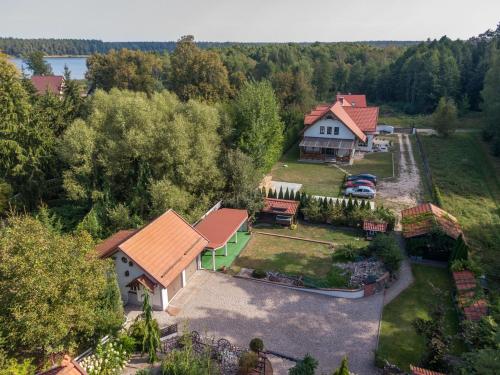 スピホボにあるLawendowy Domの庭のある家の航空写真