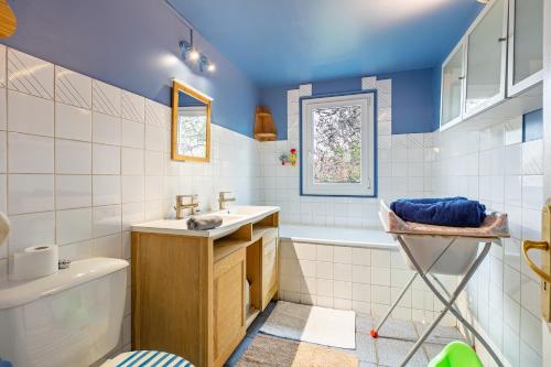 ボンディにあるMaison rustique à 11min de Paris, cadre chaleureuxの浴槽、洗面台、トイレを備えたバスルーム