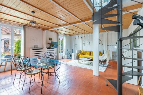 un salon avec une table en verre et des chaises dans l'établissement Maison rustique à 11min de Paris, cadre chaleureux, à Bondy