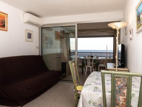 - une chambre avec un canapé et une table offrant une vue sur l'océan dans l'établissement Studio cabine climatisé pour 3 avec parking privé, Le Lavandou - FR-1-803-15, au Lavandou