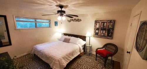 Un dormitorio con una cama y un ventilador de techo. en Top-floor view, Walk to Sanford Stadium, en Athens