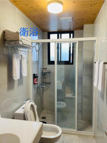 Un baño con ducha, inodoro y lavabo. en Kiwi Kiwi light travel food, en Yuanshan