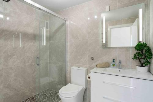 Un baño con ducha, inodoro y lavabo. en HE Panorama Villamartin, en Orihuela Costa