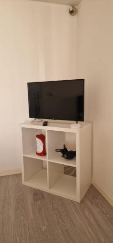 Di Fronzo Guest House Tにあるテレビまたはエンターテインメントセンター