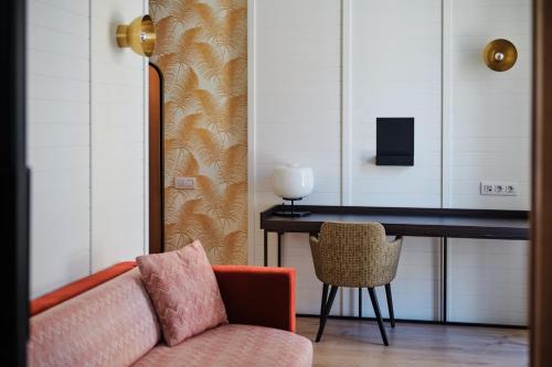 a living room with a couch and a desk at Molina Lario in Málaga