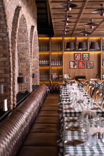 una sala da pranzo con tavoli e sedie e un muro di mattoni di Cityloft 36 a Istanbul