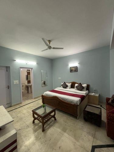 a bedroom with a bed and a ceiling fan at 4BR cozy villa kasauli garden bone fire open terrace jhula by the north edge in Dagshai
