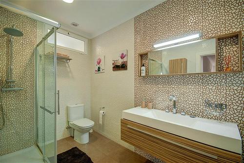 uma casa de banho com um WC, um lavatório e um chuveiro em Beds & Breaks Gade em Valência