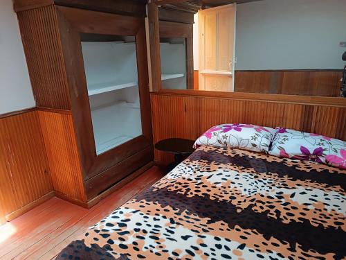een slaapkamer met een bed met luipaardprint in een kamer bij Habitación en lindo Apartamento in Pasto