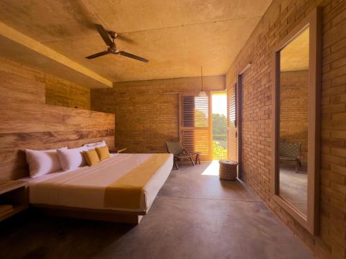une chambre avec un grand lit dans une pièce dans l'établissement Torrearena Design Hotel, à Puerto Escondido