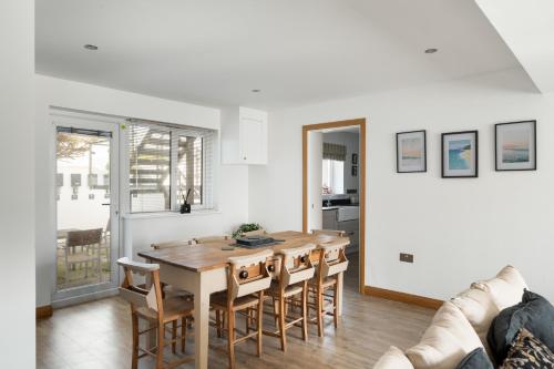 a kitchen and dining room with a table and chairs at Ranalegh Court in Saint Columb Minor