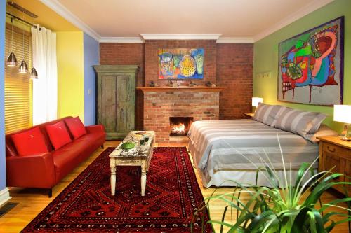 a bedroom with a bed and a fireplace at Auberge Les Bons Matins in Montréal
