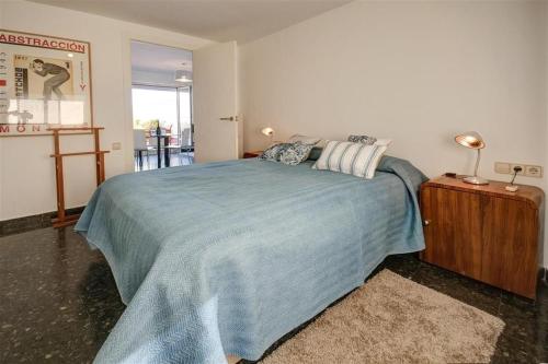 1 dormitorio con 1 cama con manta azul en Beds & Breaks Gimenez, en Valencia