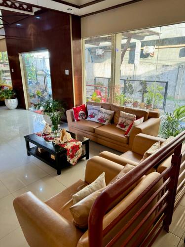 a living room with couches and a coffee table at Hotel Casa Teofista in Panglao