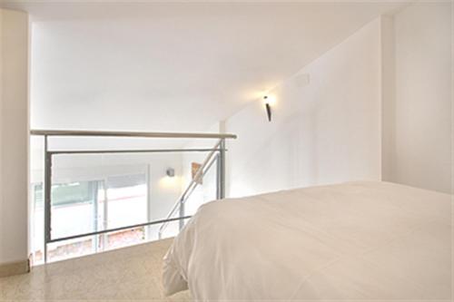 バレンシアにあるBeds & Breaks Pergolesiの白いベッドルーム(ベッド1台、窓付)