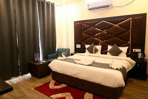 Postel nebo postele na pokoji v ubytování Hotel Shreya Galaxy with Swimming Pool- Best Property in Haridwar