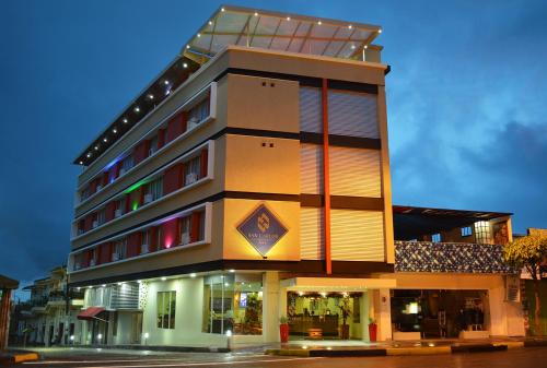 バランカベルメハにあるHotel San Carlosの側面に看板がある高い建物