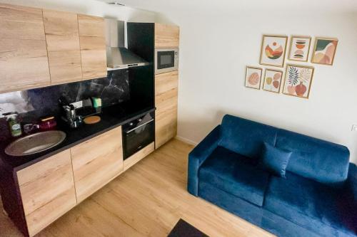 La salle de bains est pourvue d'un lavabo et d'une chaise bleue. dans l'établissement Cosy Studio Toulouse centre, à Toulouse