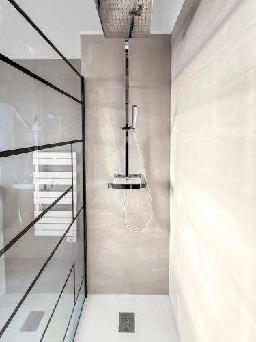 une pièce avec un mur de verre avec une lumière dans l'établissement Grande Villa de 400m2 21 Personnes en centre ville de Toulouse, à Toulouse