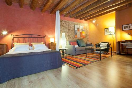 - une chambre avec un lit et un salon dans l'établissement Friendly Rentals Manuela, à Barcelone