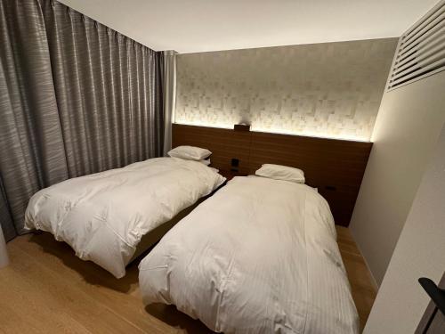 two beds sitting next to each other in a bedroom at SuiShou in Kutchan