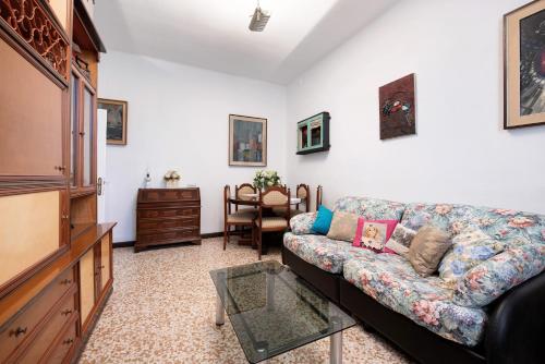 a living room with a couch and a tv at Casa vacanze da rosa in Iseo