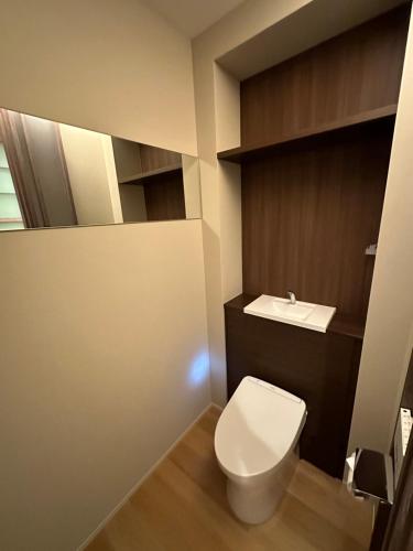 a bathroom with a white toilet and a sink at SuiShou in Kutchan