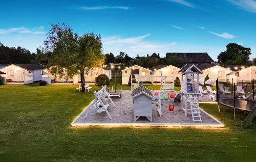 Ο χώρος παιχνιδιού για παιδιά στο Lovely Home In Darlowo Wicie With Wifi