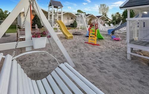 Ο χώρος παιχνιδιού για παιδιά στο Lovely Home In Darlowo Wicie With Wifi