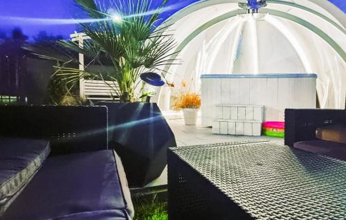 Χώρος καθιστικού στο Lovely Home In Darlowo Wicie With Wifi