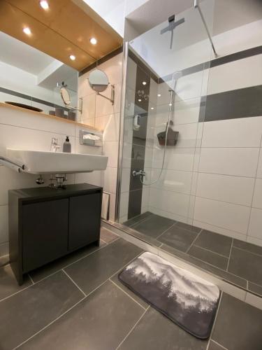 a bathroom with a sink and a shower at Ferienwohnung Waldstubn in Waldkirchen