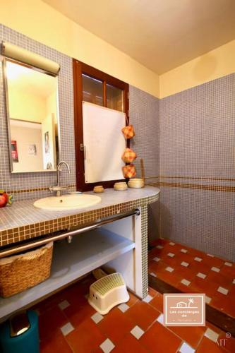 une salle de bain avec un lavabo et un miroir dans l'établissement Maison Yalis, à La Seyne-sur-Mer