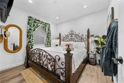 Stunning Little Havana Close to Airport, Calle Ocho, Brickell, Cruises,Wynwood and the Beaches - Free Parking photo 70