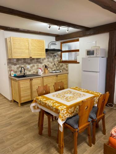 Una cocina o zona de cocina en Areál Chmelařství Úštěk