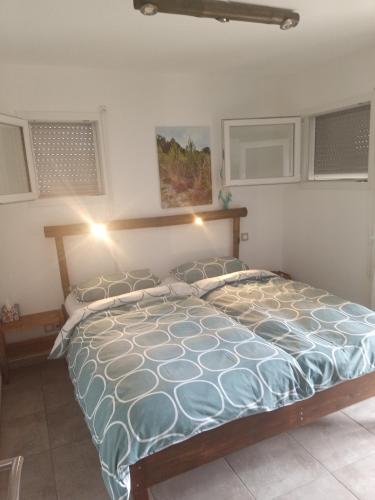 une chambre avec un lit dans une pièce dans l'établissement Villa proche plage pour 4 pers, à Vielle-Saint-Girons