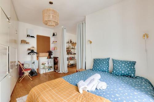 une chambre avec un lit avec un animal en peluche dessus dans l'établissement Lovely 1 BR Flat near Colonel Fabien metro station, à Paris