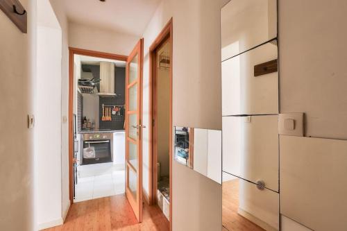une cuisine avec un réfrigérateur et une porte ouverte dans l'établissement Lovely 1 BR Flat near Colonel Fabien metro station, à Paris