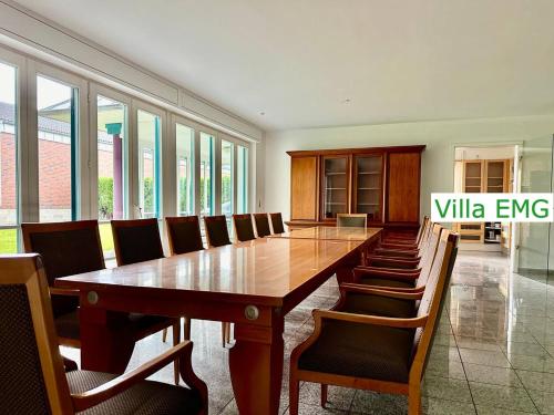 a large conference room with a long table and chairs at Villa EMG Gelsenkirchen Essen Dortmund - Gelsenkirchen in Gelsenkirchen