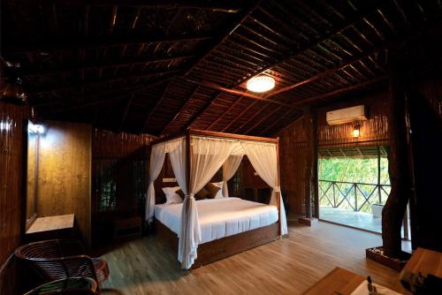 Ένα ή περισσότερα κρεβάτια σε δωμάτιο στο Mystery Maze Resort and Spa