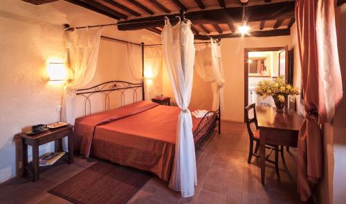 Postel nebo postele na pokoji v ubytování Umbrian Farmhouse Retreat with Private Pool and Garden