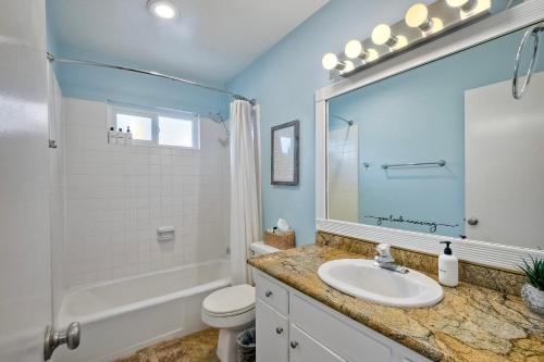 un bagno con lavandino, WC e doccia di 90 Walk Score - Steps to Beach & Dining - Reserved Parking a Carlsbad