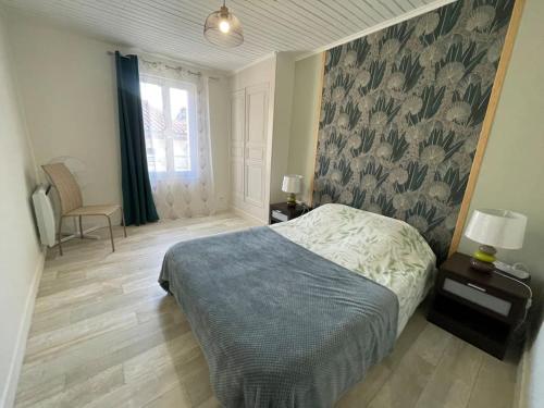 une chambre avec un lit et une fenêtre dans l'établissement Maison de Village, 3 chambres, fibre, à Dunes