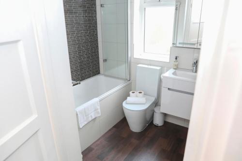 Un baño de Hassocks Hideaway with Parking Garden